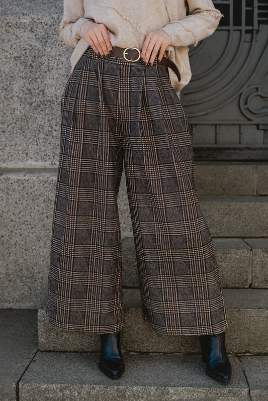 Pantalón italiano wide leg cuadrillé con cinturón café, vista de piernas de frente