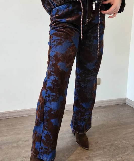 Pantalón mezclilla aplicaciones terciopelo burdeo