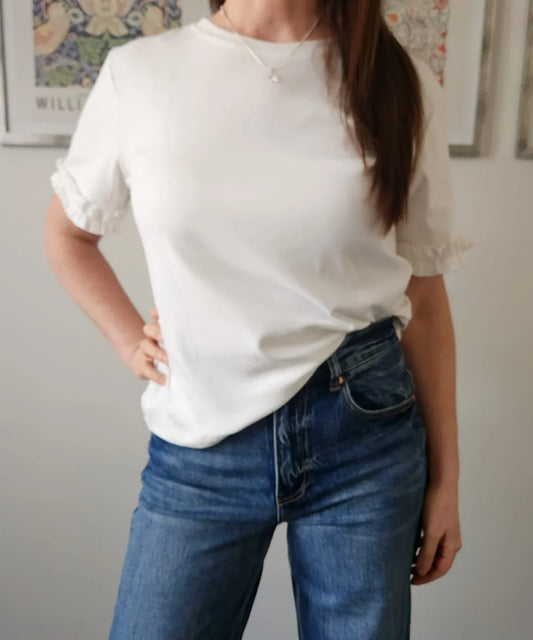 Polera blanca con vuelitos en las mangas