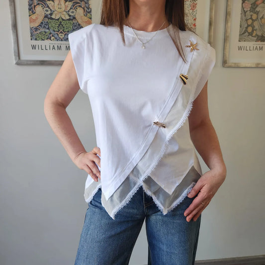 Polera de algodón de mujer con blonda y detalles dorados