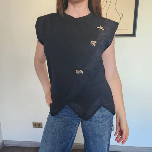 Polera de algodón de mujer con blonda y detalles dorados