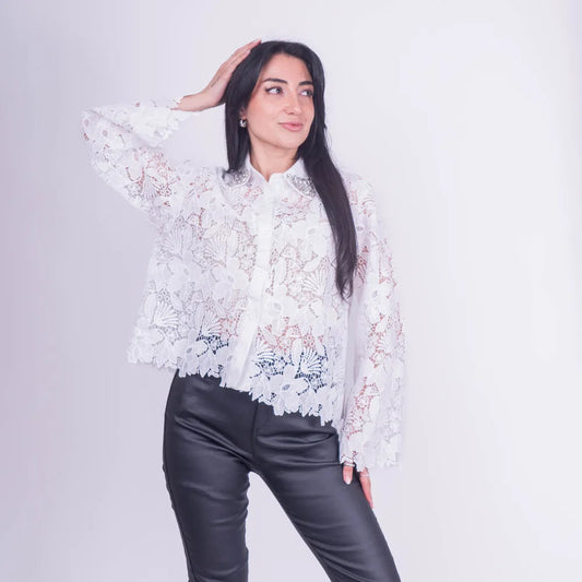 Blusa Blanca de Encaje con Cuello Satinado y Aplicaciones Brillantes