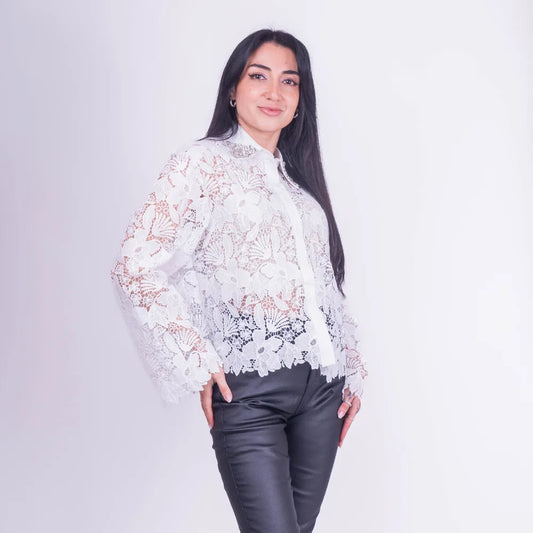 Blusa Blanca de Encaje con Cuello Satinado y Aplicaciones Brillantes