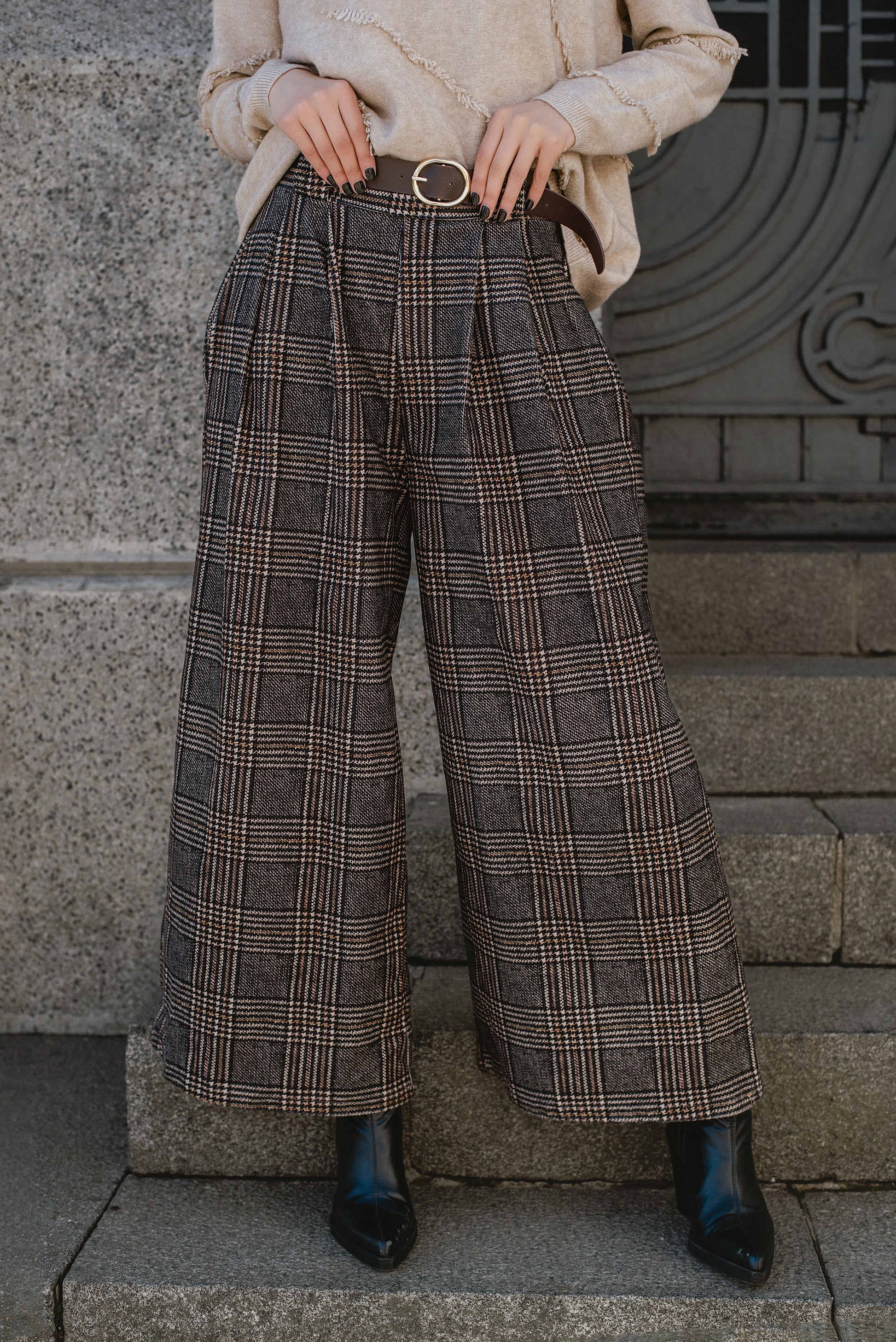 Pantalón italiano wide leg cuadrillé con cinturón café, vista de piernas de frente