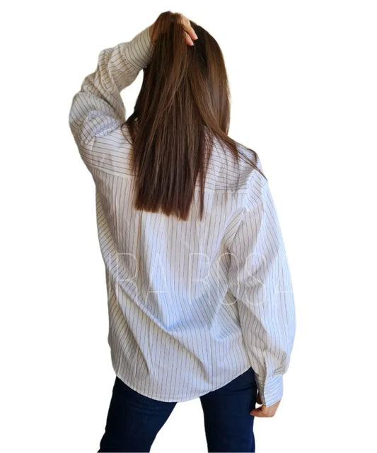 Blusa Camisera Blanca con Líneas y Prendedores