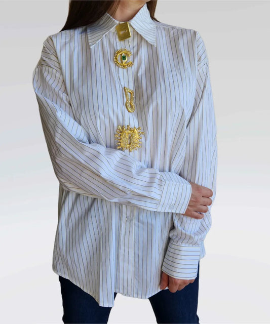 Blusa Camisera Blanca con Líneas y Prendedores
