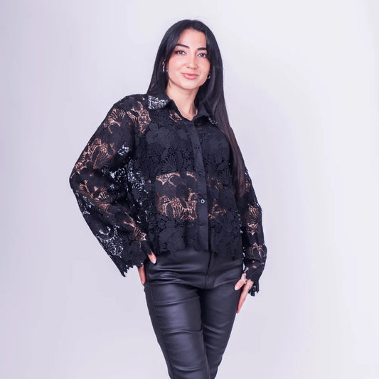 Blusa Negra de Encaje con Cuello Satinado y Aplicaciones Brillantes