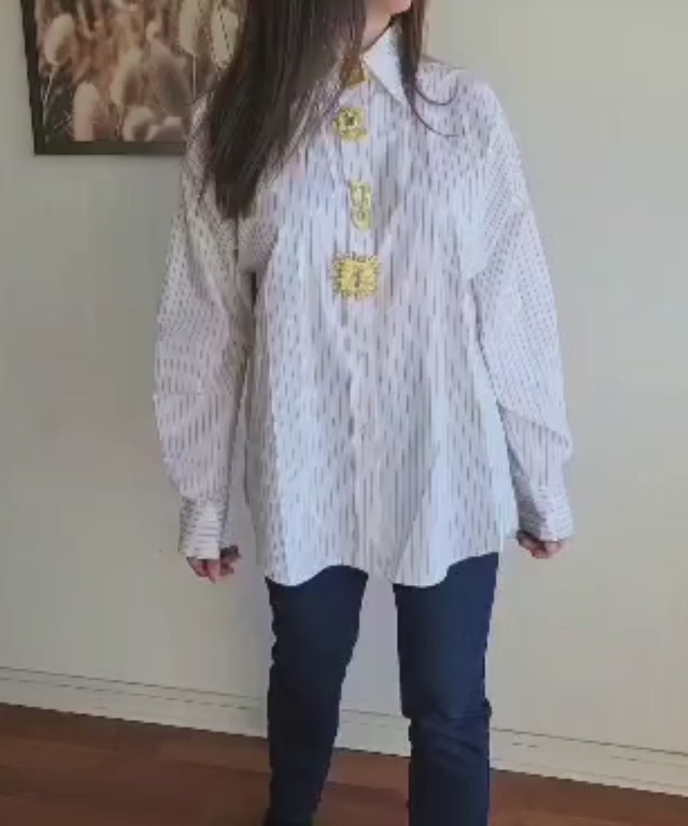 Blusa Camisera Blanca con Líneas y Prendedores