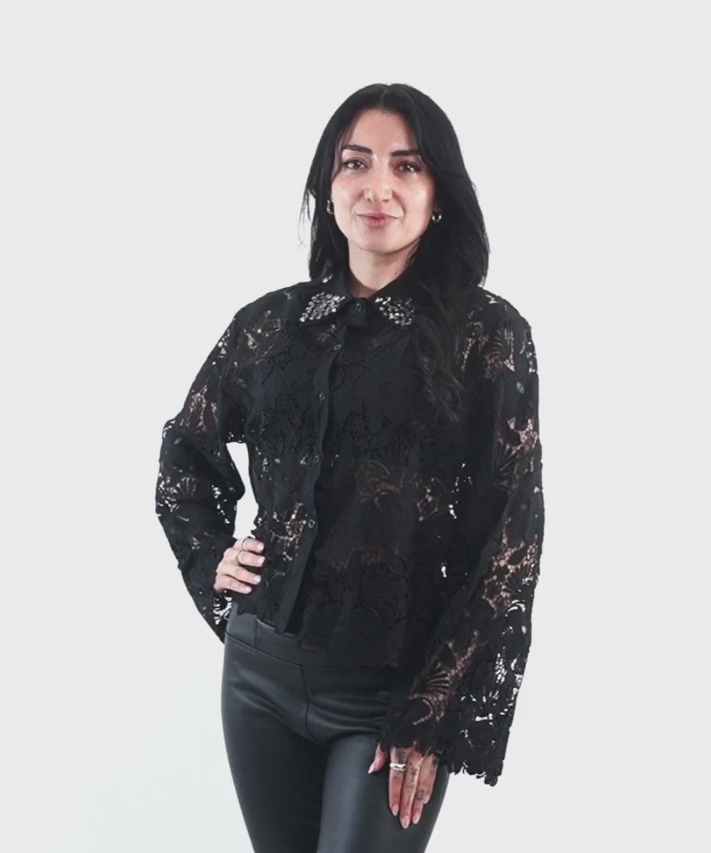 Blusa Negra de Encaje con Cuello Satinado y Aplicaciones Brillantes