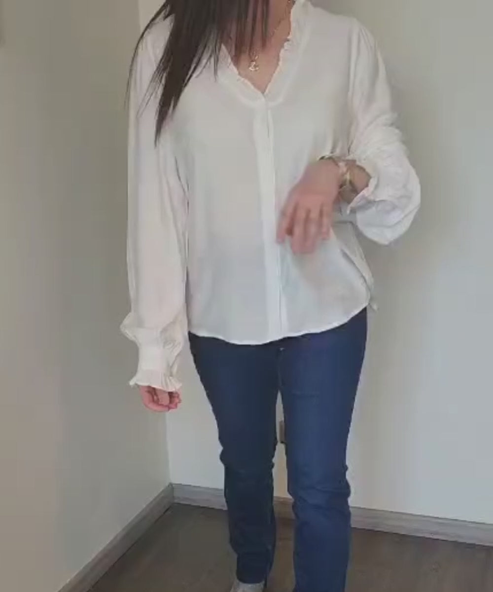 Blusa blanca con vuelitos