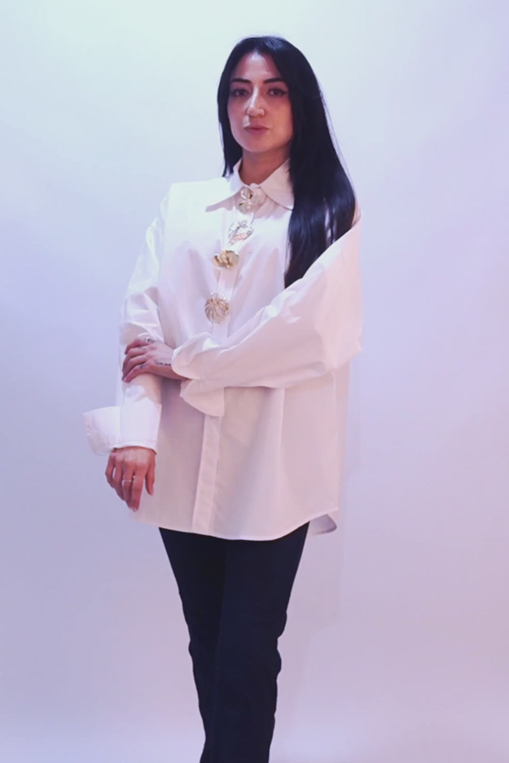 Blusa Blanca Oversize con Maxi Prendedores Dorados