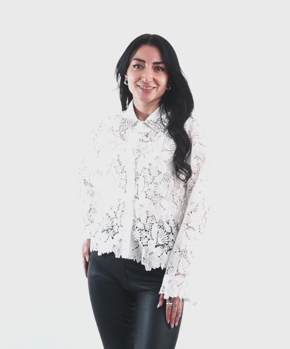 Blusa Blanca de Encaje con Cuello Satinado y Aplicaciones Brillantes
